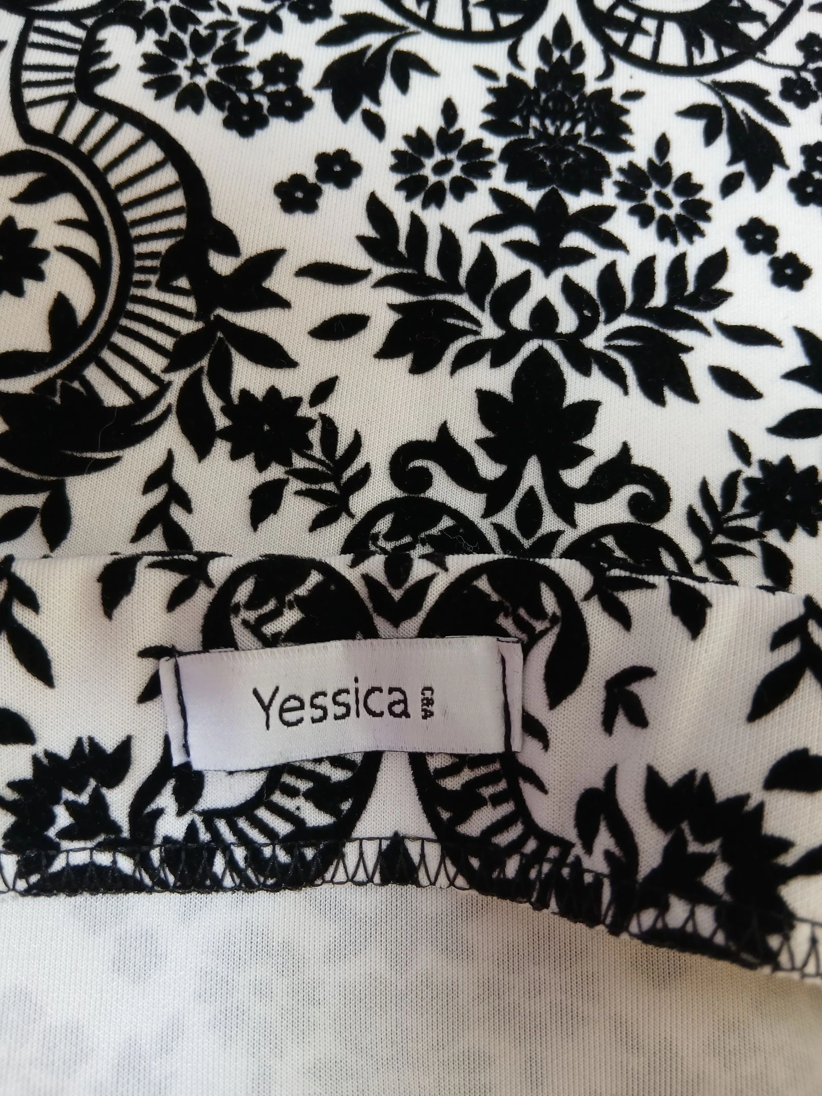 Magnífica falda blanca con motivos de terciopelo negro talla 48 Yessica C&A – photo 3